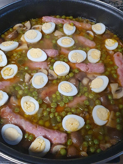 Una foto de Salchichas con guisantes y huevos de codorniz