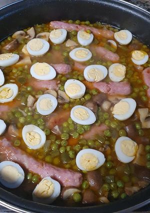 Foto principal de Salchichas con guisantes y huevos de codorniz