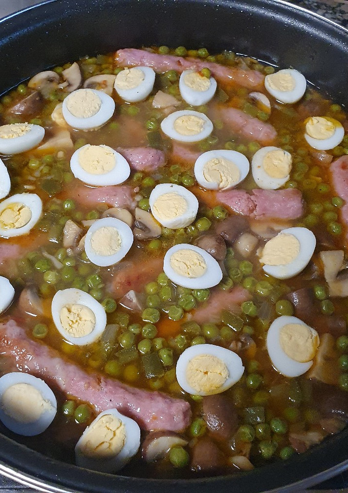 Una foto de Salchichas con guisantes y huevos de codorniz