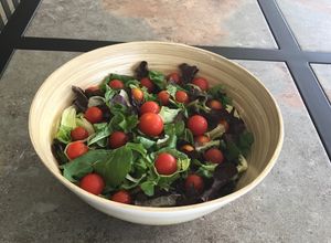 Una foto de Rúcula y lechuga negra con tomatitos cherry