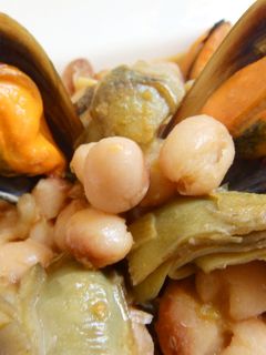 Una foto de Judías con mejillones y alcachofa