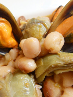 Una foto de Judías con mejillones y alcachofa