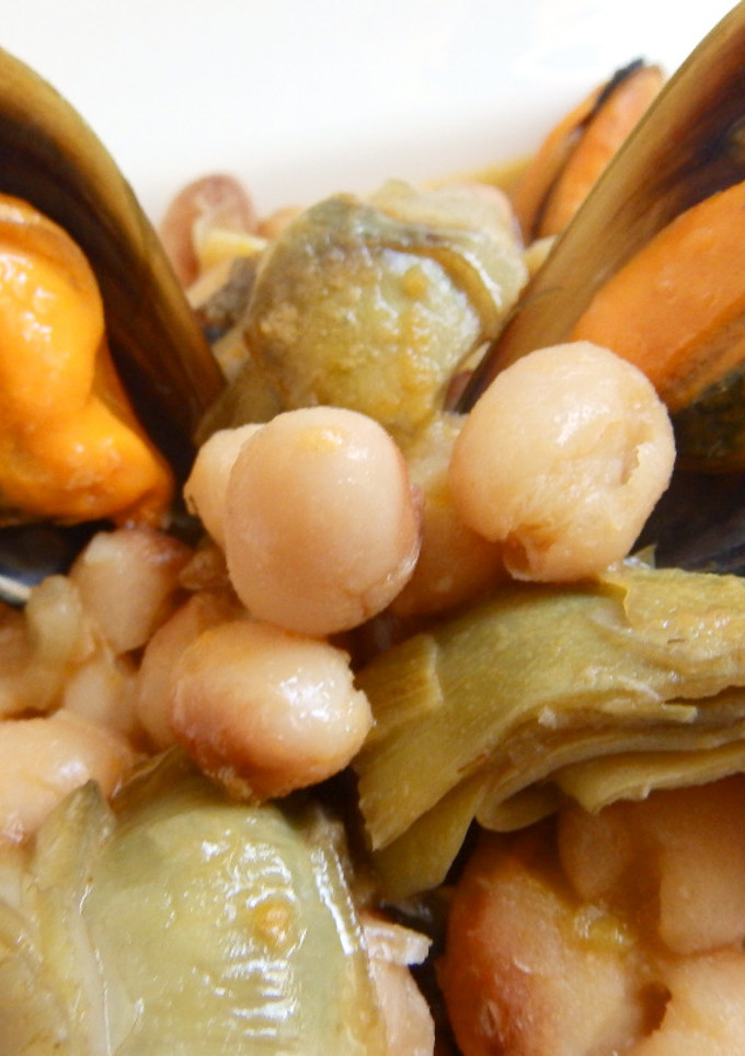Una foto de Judías con mejillones y alcachofa