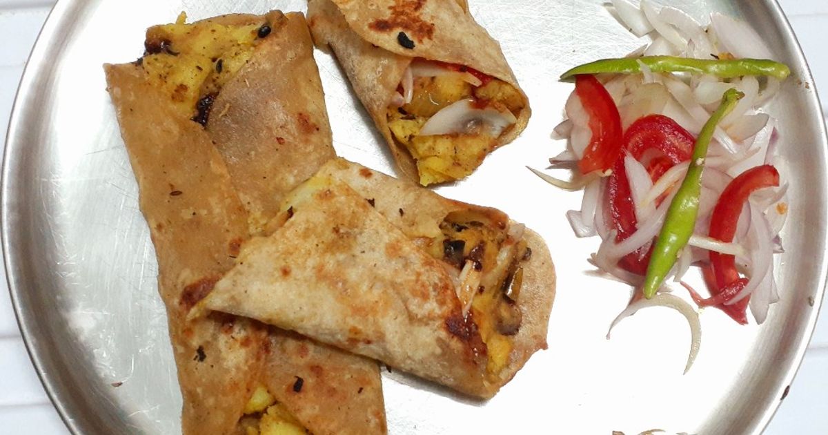 लेफ्टओवर रोटी की आलू फ्रैंकी (Leftover Roti Ki Aloo Franky Recipe In ...