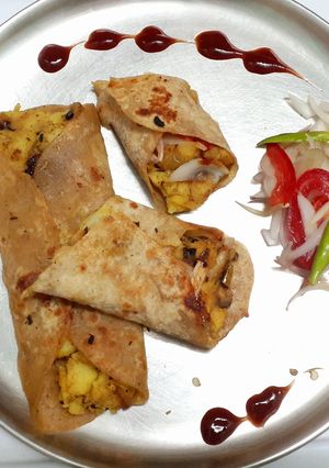लेफ्टओवर रोटी की आलू फ्रैंकी (Leftover roti ki aloo franky recipe in hindi) रेसिपी मुख्य फोटो