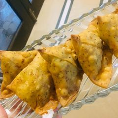 A picture of Aalo samosa.