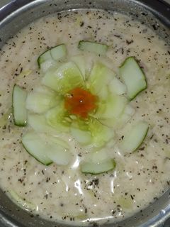 प्याज और खीरे का रायता (Pyaz aur kheere ka raita recipe in Hindi) रेसिपी मुख्य फोटो