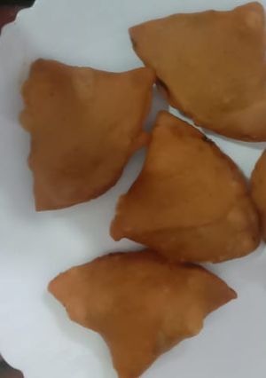 समोसे (samose recipe in Hindi) रेसिपी मुख्य फोटो