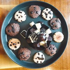 A picture of Choco and vanilla cookies.