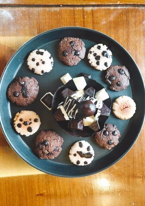 A picture of Choco and vanilla cookies.