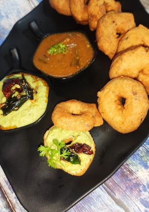A picture of Medu vada Sandwich.