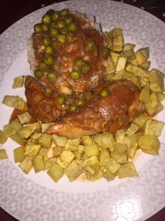 Una foto de Pollo Arvejado en Salsa con Arroz y Papas Fritas a cuadro