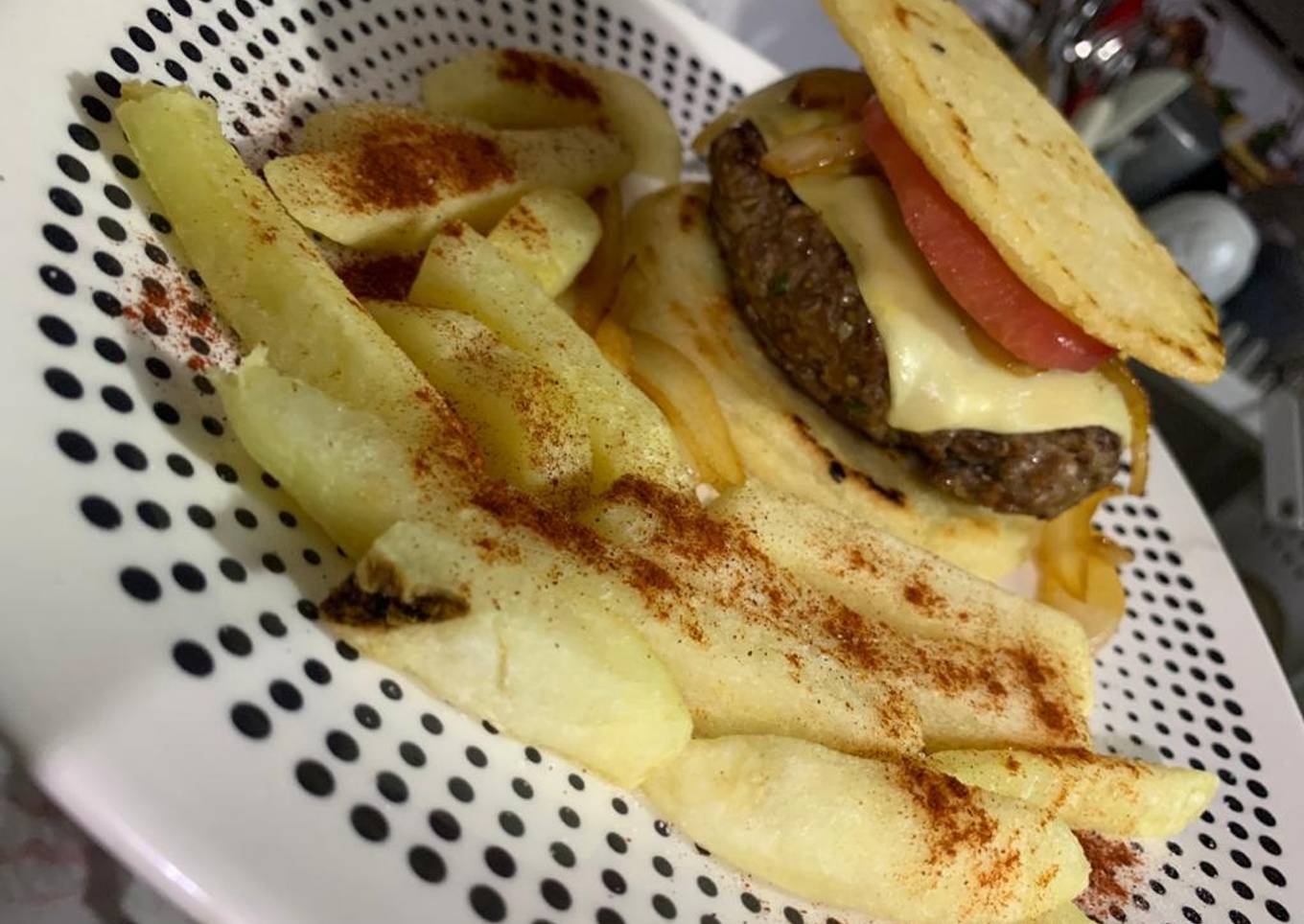 Hamburguesa con arepa, cadera de res aromatizada y papa rústica