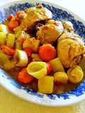 Cuartos traseros de pollo con puerros, zanahorias al azafrán