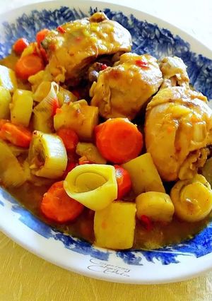 Una foto de Cuartos traseros de pollo con puerros, zanahorias al azafrán