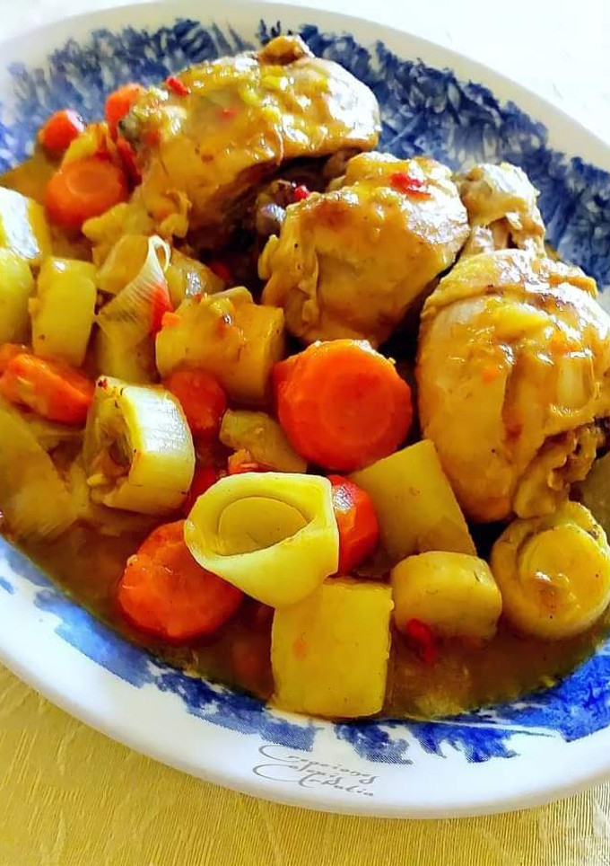 Una foto de Cuartos traseros de pollo con puerros, zanahorias al azafrán