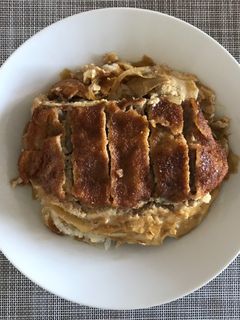 Una foto de Frita de cerdo con huevos(Katsu-don)
