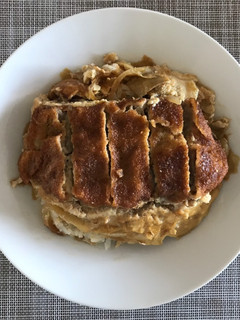 Una foto de Frita de cerdo con huevos(Katsu-don)