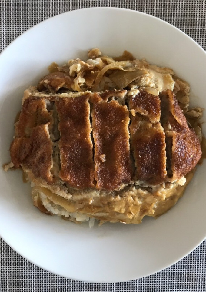 Una foto de Frita de cerdo con huevos(Katsu-don)