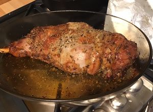 Une photo de Gigot d'agneau mariné à la crème d'ail,romarin et basilic