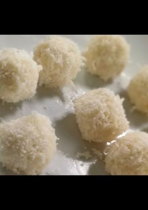 A picture of Easy coconut laddoo.