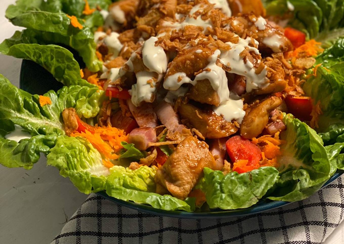 Ensalada Lousiana con salsa ranch