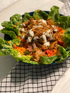 Una foto de Ensalada Lousiana con salsa ranch