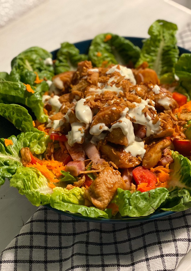 Una foto de Ensalada Lousiana con salsa ranch