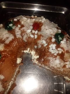 Una foto de Roscón de chocolate relleno de nata con queso