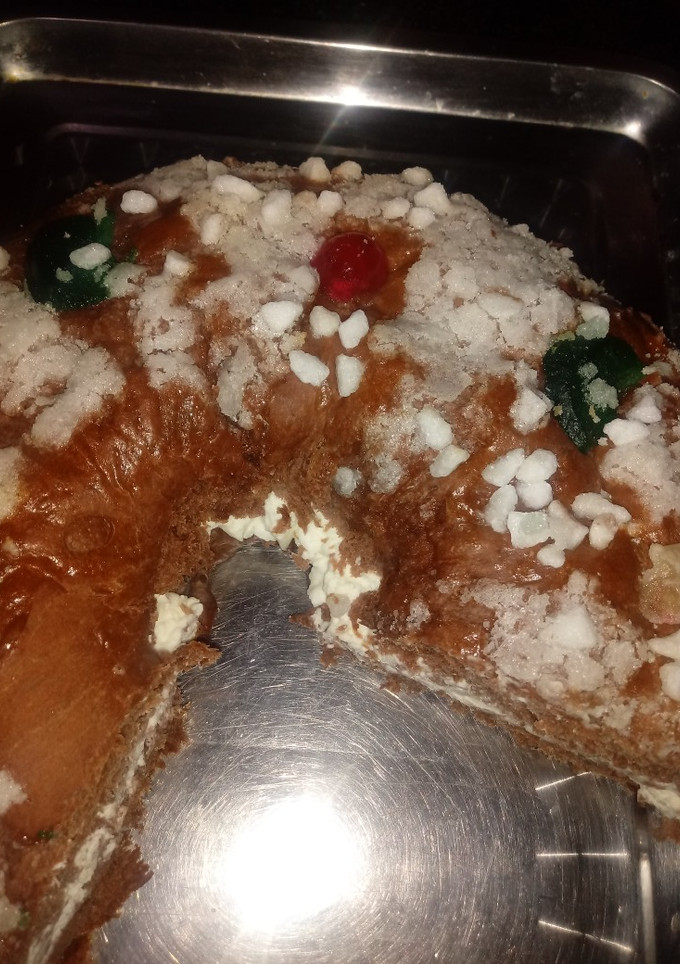 Una foto de Roscón de chocolate relleno de nata con queso