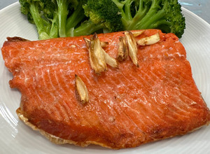 氣炸蒜香奶油鮭魚 的食譜成品照片