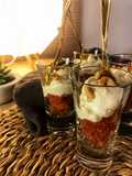 Aperitivo en vasitos de crema de queso azul con membrillo y piñones tostados