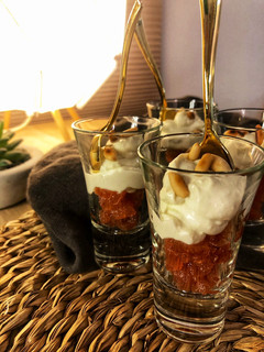 Foto principal de Aperitivo en vasitos de crema de queso azul con membrillo y piñones tostados