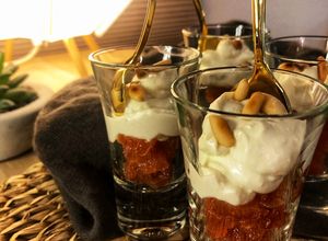 Foto principal de Aperitivo en vasitos de crema de queso azul con membrillo y piñones tostados