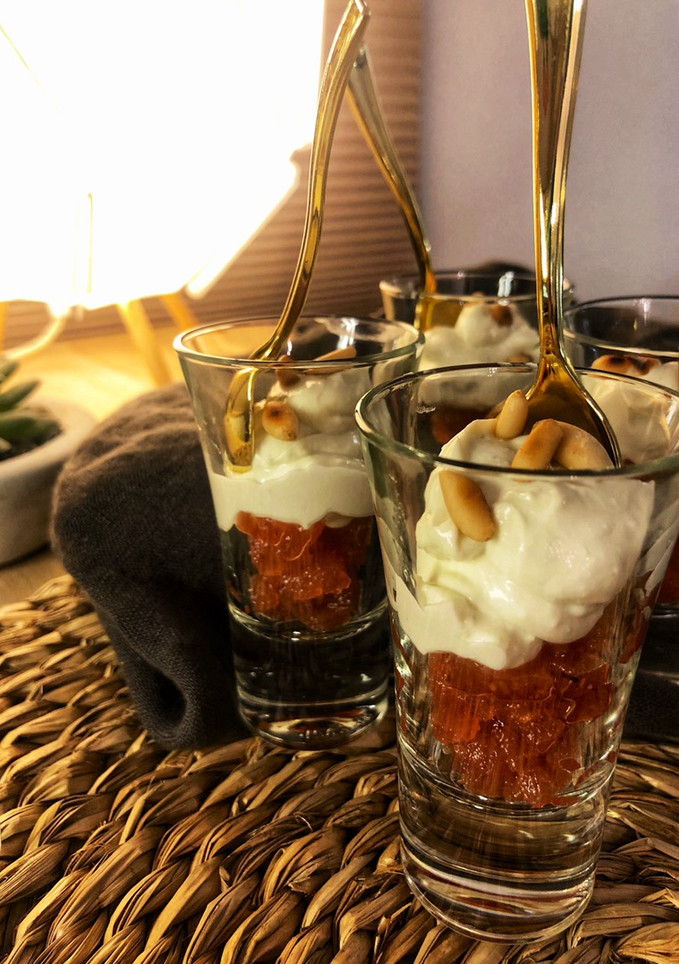 Una foto de Aperitivo en vasitos de crema de queso azul con membrillo y piñones tostados