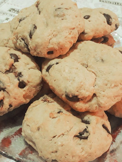 Una foto de Galletitas con chips 🍪 rellenas de Nutella (cookies)