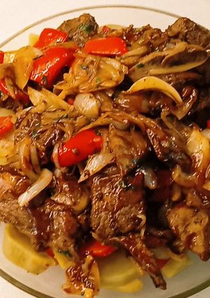 Una foto de Colita de cuadril acompañado de vegetales y batatas