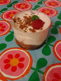 Una foto de Mousse de frambuesa y bizcocho de chocolate