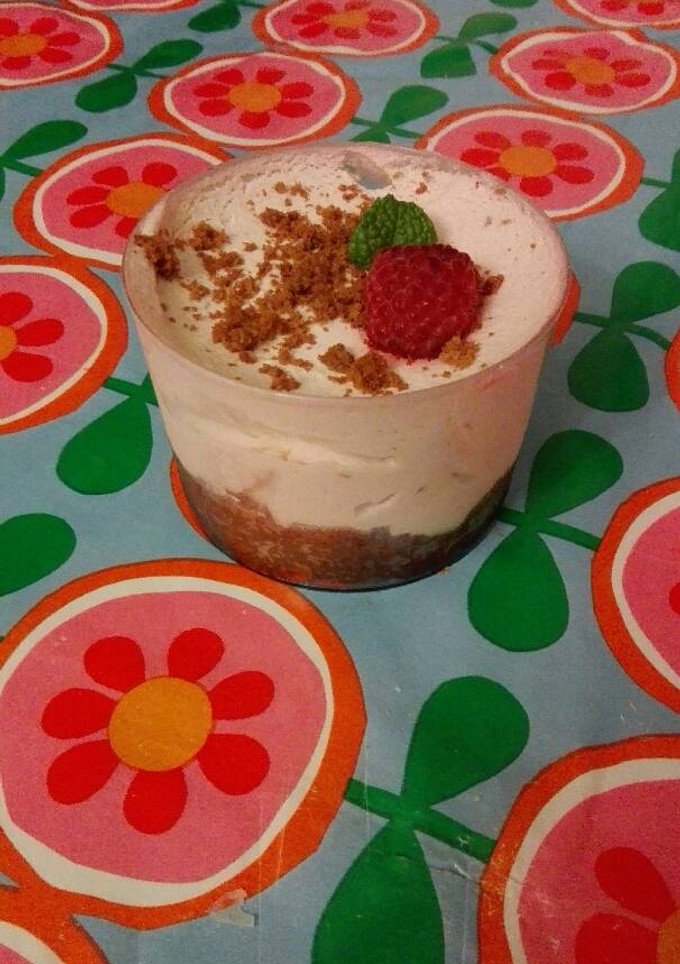 Una foto de Mousse de frambuesa y bizcocho de chocolate