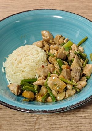 Una foto de Wok picante de pollo con trigueros