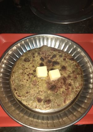 A picture of Bathua aloo ke parathe.