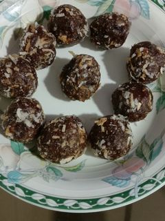 खजूर लाडू (khajur ladoo recipe in marathi) रेसिपी चे मुख्य फोटो 