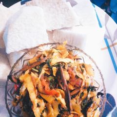 A picture of Cabbage sauce and boiled yam.