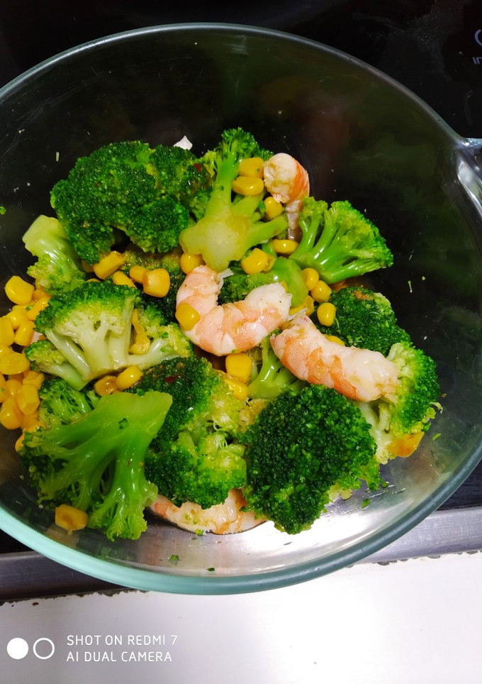 Una foto de Ensalada asiática con brócoli y langostinos 😜😋