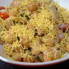 A picture of Chole chaat.