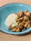 Wok de pollo con setas al ajo negro