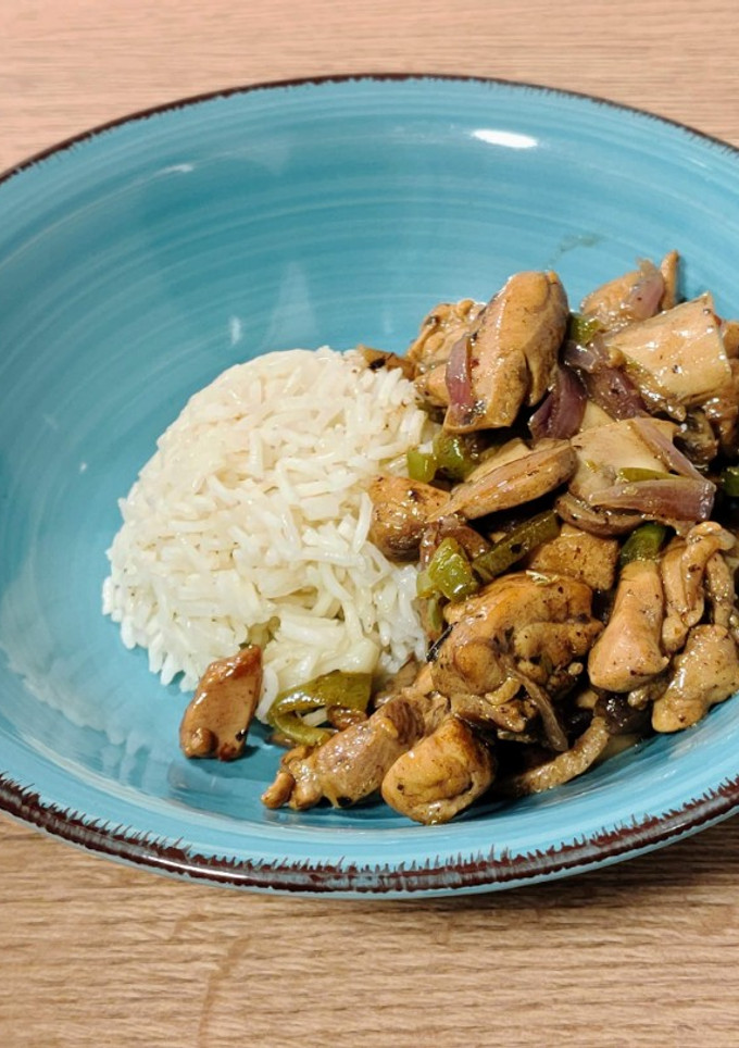Una foto de Wok de pollo con setas al ajo negro
