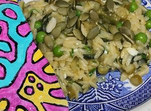 Una foto de Orzo con espárragos, espinacas y guisantes