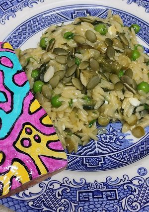Una foto de Orzo con espárragos, espinacas y guisantes