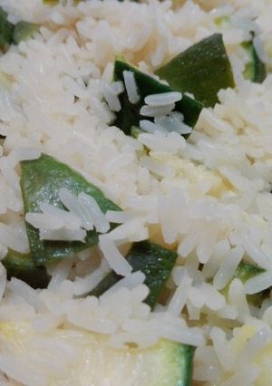 Una foto de Arroz al ajo con zapallitos